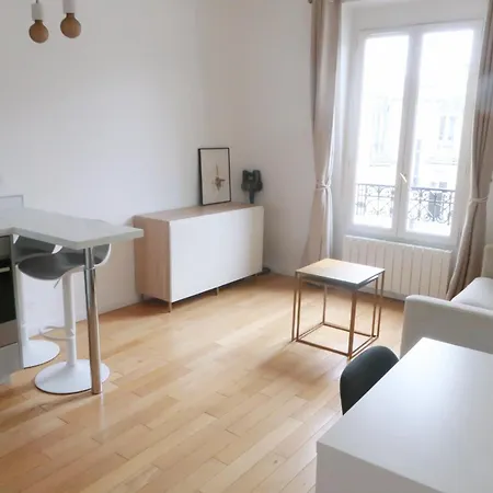 Spacious Near Eiffel Grenelle F2